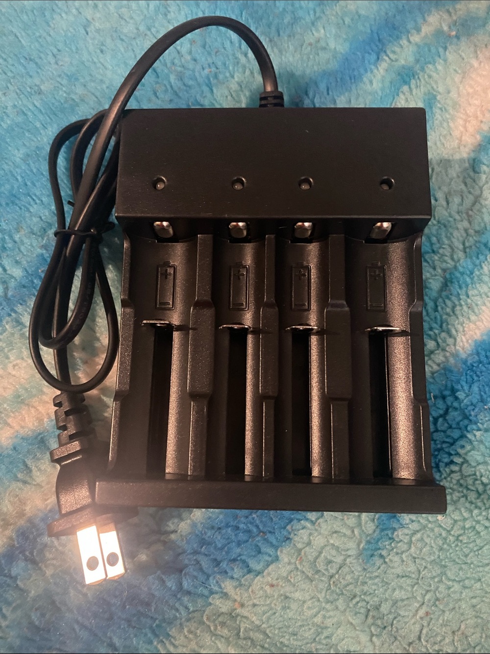 Universal 4-Slot NiMH/NiCd Battery Charger - Black